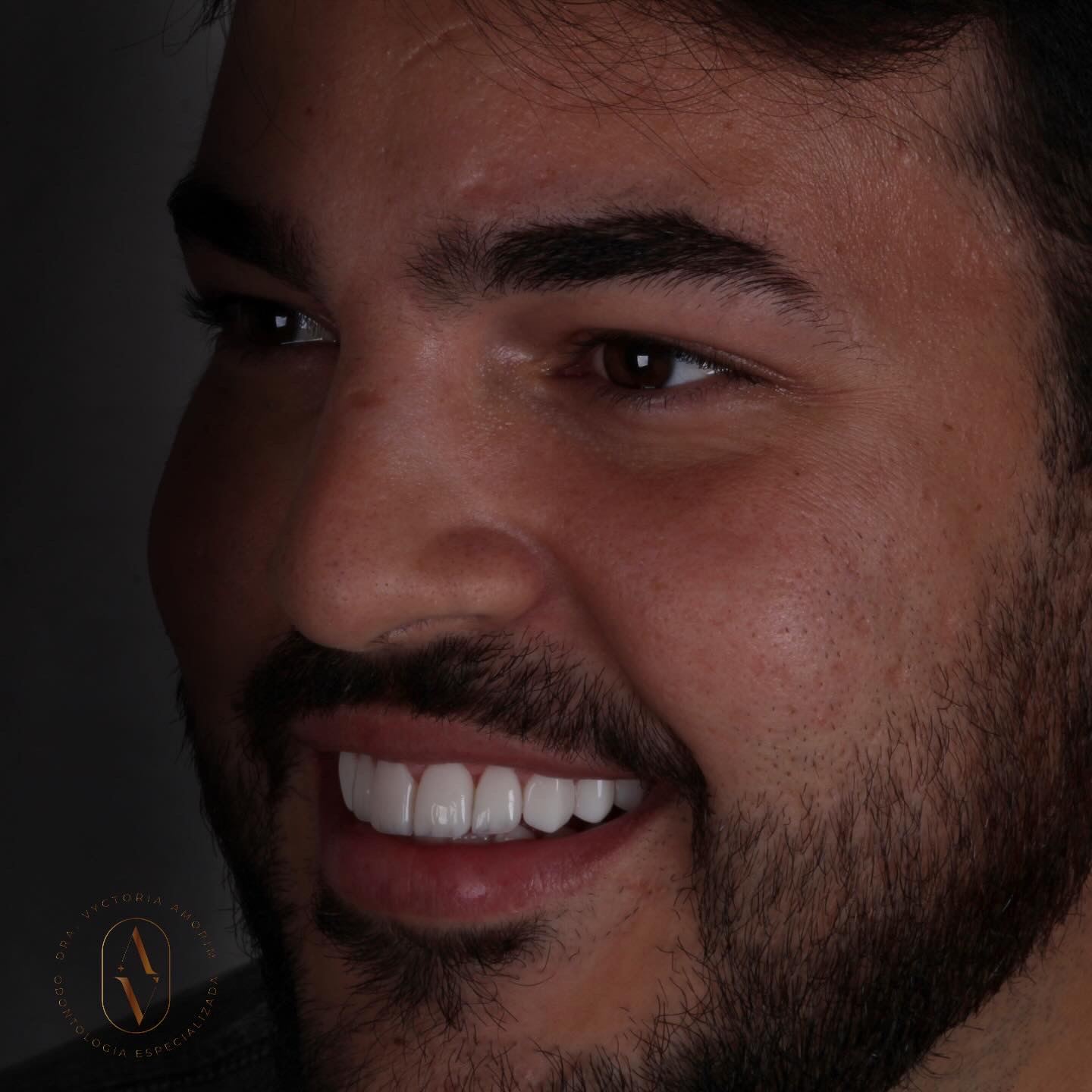 Paciente sorrindo após tratamento odontológico