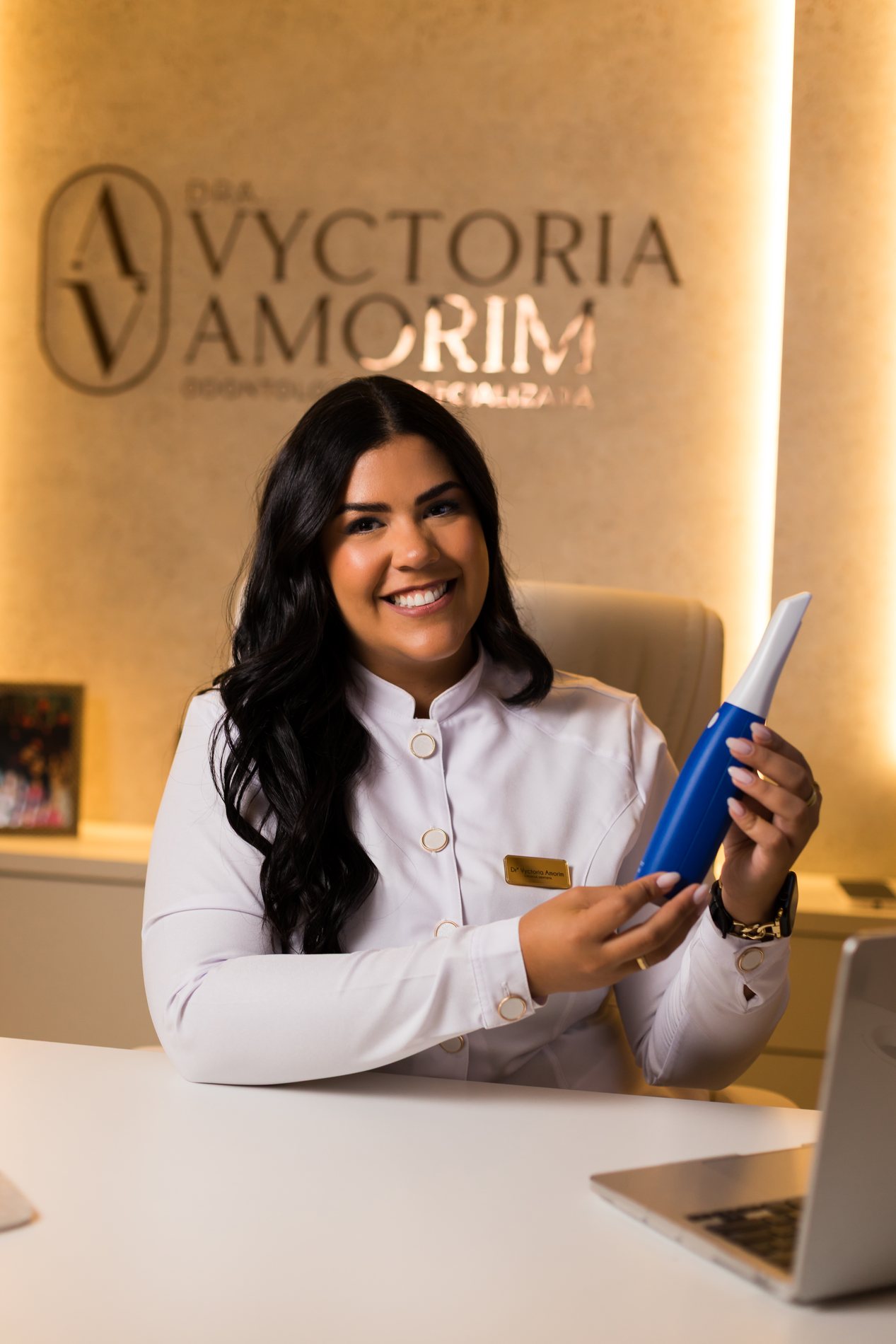 Dra. Vyctoria Amorim apresentando tecnologia para planejamento odontológico